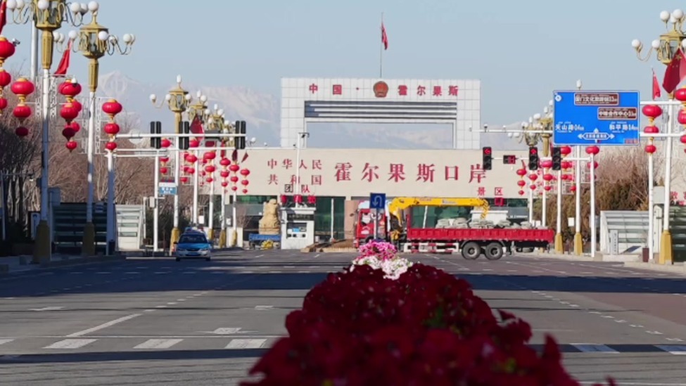 砥砺奋进七十载 天山南北谱华章丨50秒看霍尔果斯6代国门“变装”