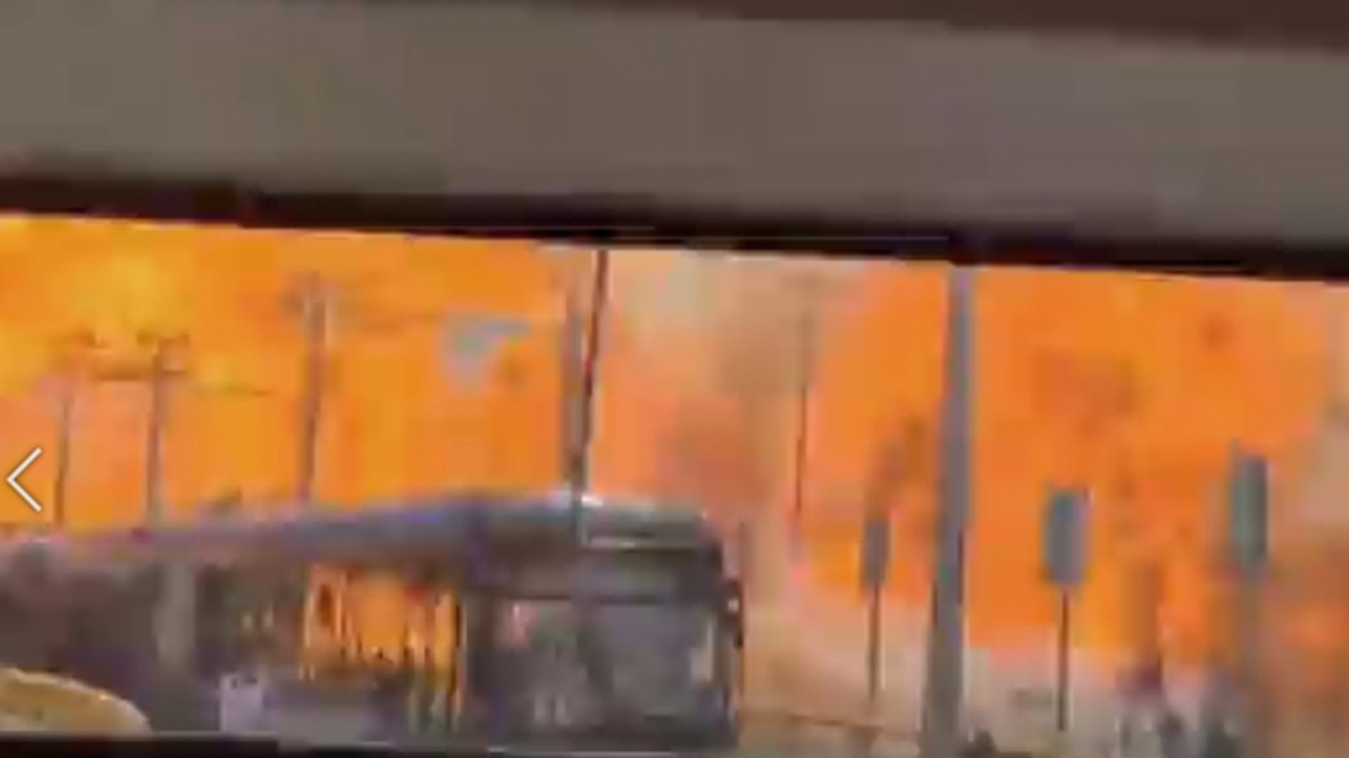 墨西哥城一油罐车发生爆炸，烈焰冲天，一片地狱景象，造成3人死亡至少70人受伤