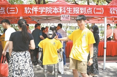 机器人上岗迎新