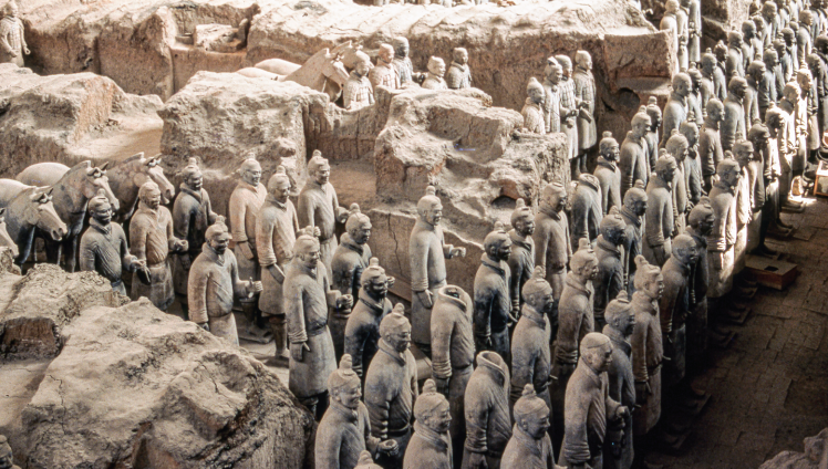 秦始皇陵兵马俑是世界上最伟大的成就之一。成千上万有组织的工匠共同完成了这一创造,他们显然遵循了一位强大统治者的野心和指示。