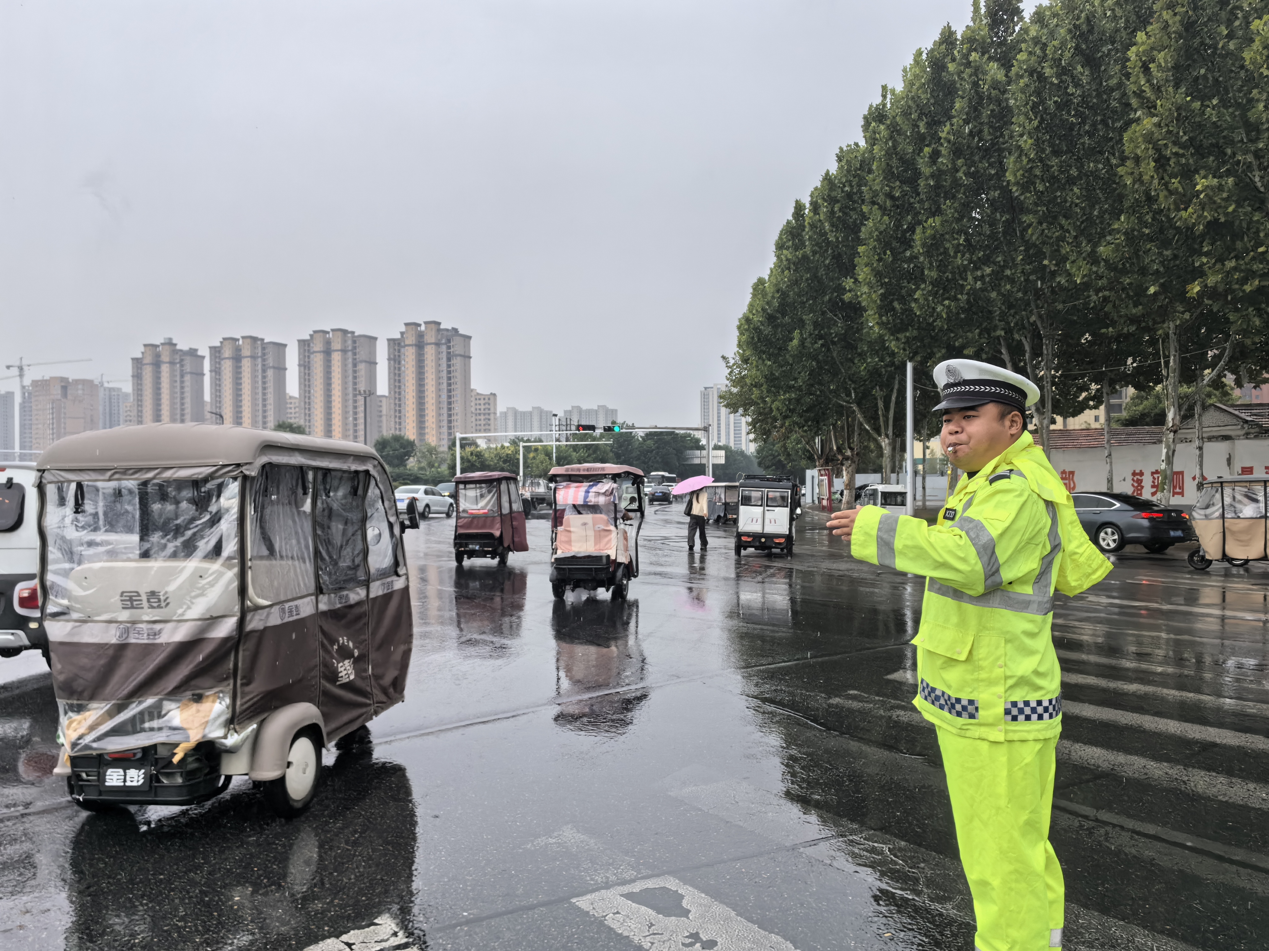 商丘市公安局交警支隊“五強化”全力做好汛期道路交通安全應急管理工作