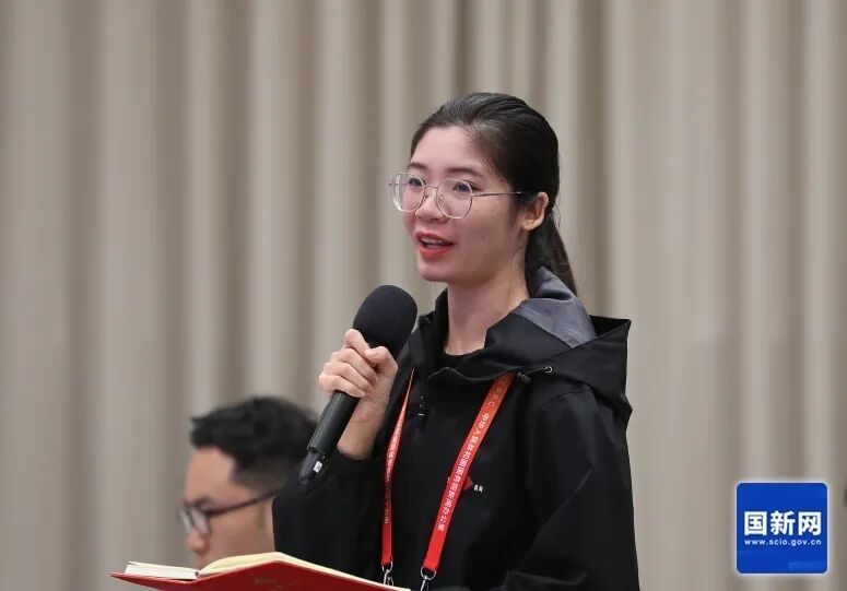 九派新闻现场提问。图/国新网