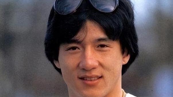 71岁成龙四川买房！一直盯着装修苍老许多，儿子却还像个大学生封面图