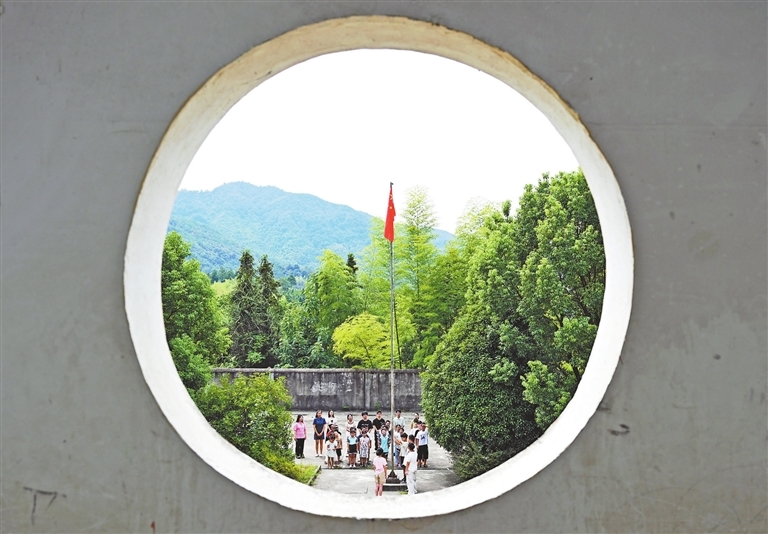 9月3日,丰城市蕉坑乡力富小学操场,师生们正在进行新学年的第一次升旗仪式。