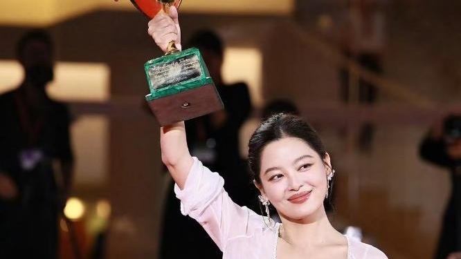 辛芷蕾“获威尼斯影后”成照妖镜！张颂文黑脸，冯绍峰笑容欣慰封面图