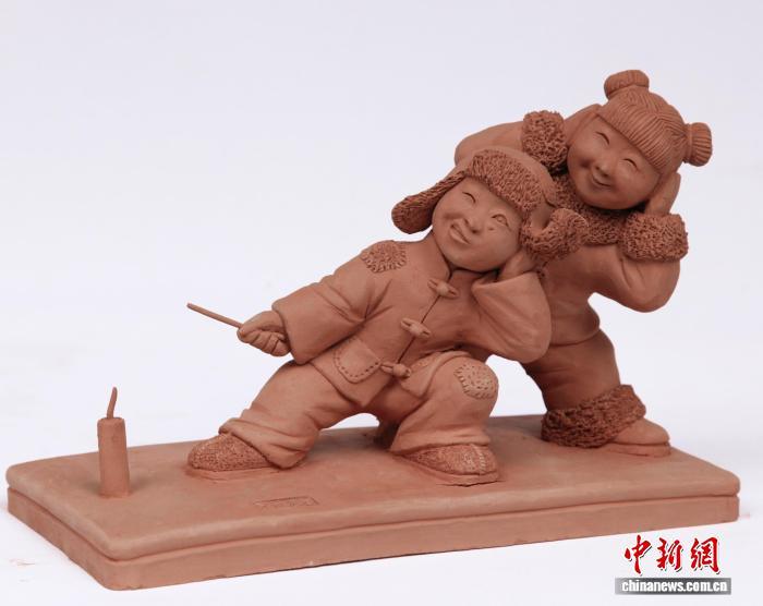 图为甘肃泥塑艺术传承人常天平的泥塑作品《童趣系列》。(受访者供图)