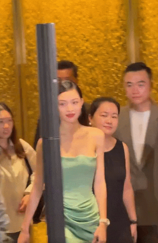 搜狐娱乐讯 10日，钟楚曦被曝与侯雯元分手后首次现身参加线下活动，她身穿湖绿色丝质礼裙优雅迷人，尽显大气与风情！