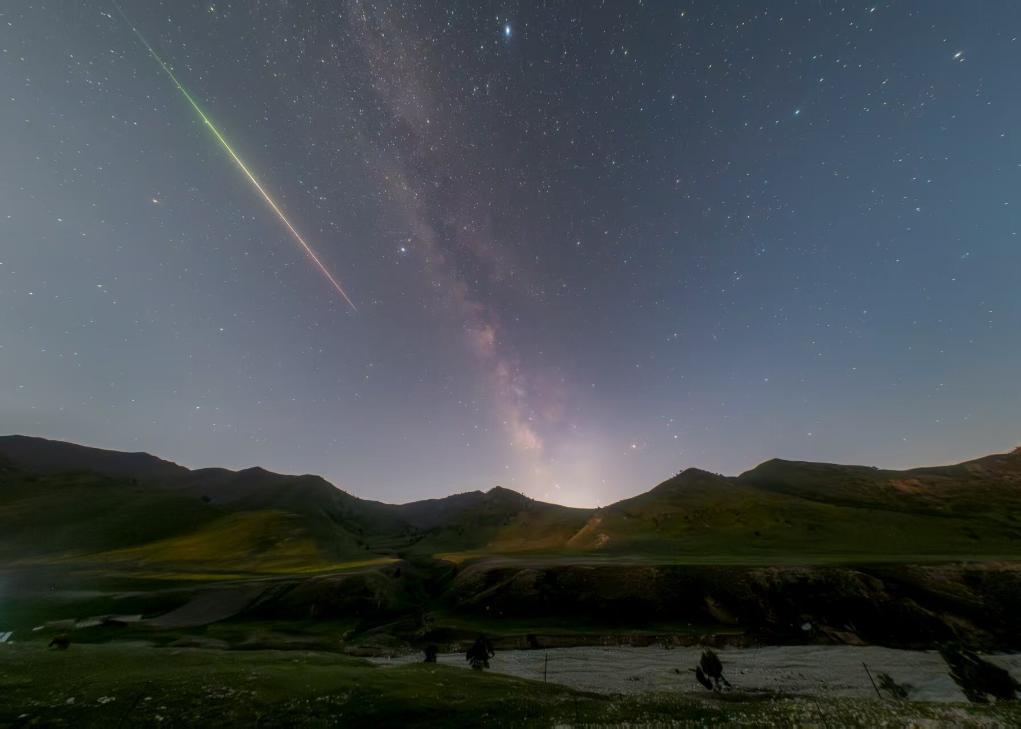 2025年8月13日，在青海德令哈市拍摄的一颗英仙座流星雨的群内流星。（瞿晓峰 摄）