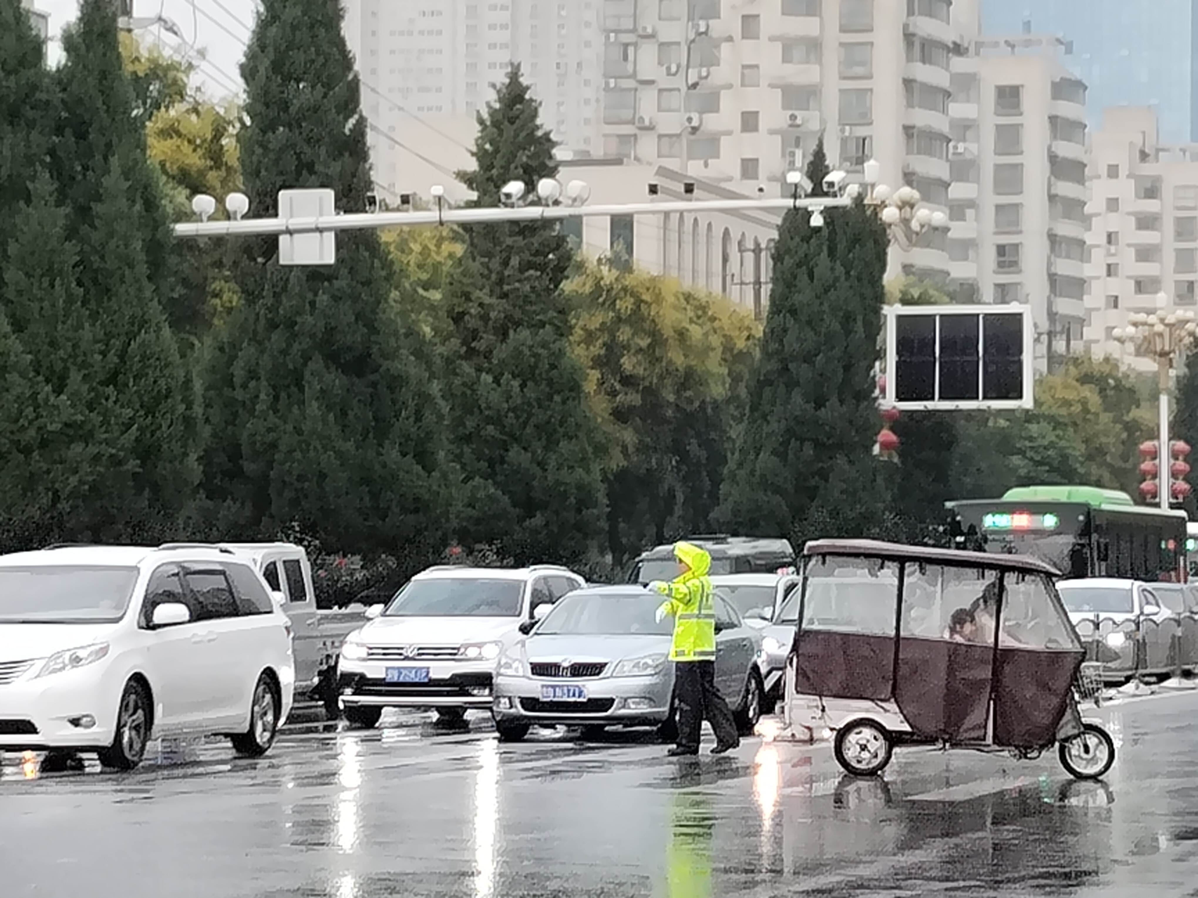 商丘市公安局交警支隊“五強化”全力做好汛期道路交通安全應急管理工作