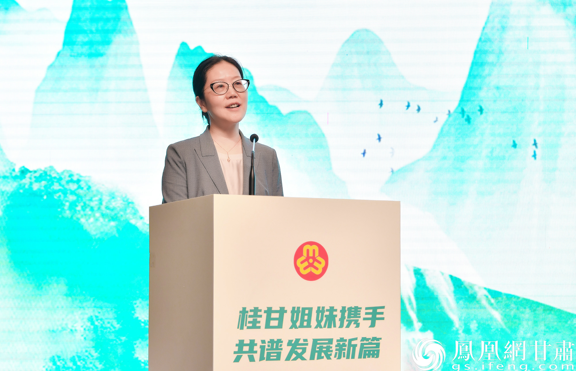 广西壮族自治区妇联主席胡晶波表示，将与甘肃姐妹继续手拉手为区域发展注入巾帼活力。侯锐　摄