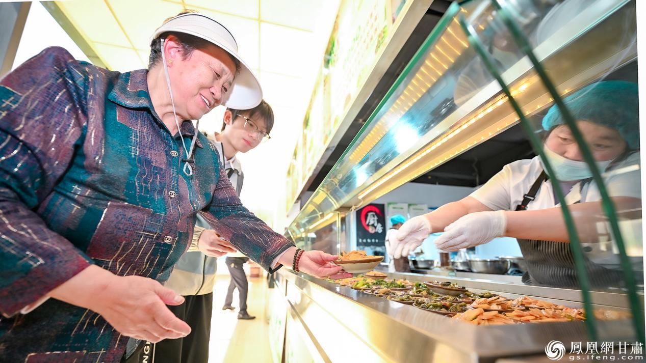 社区食堂里,老人端着刚打好的饭菜笑意满满。