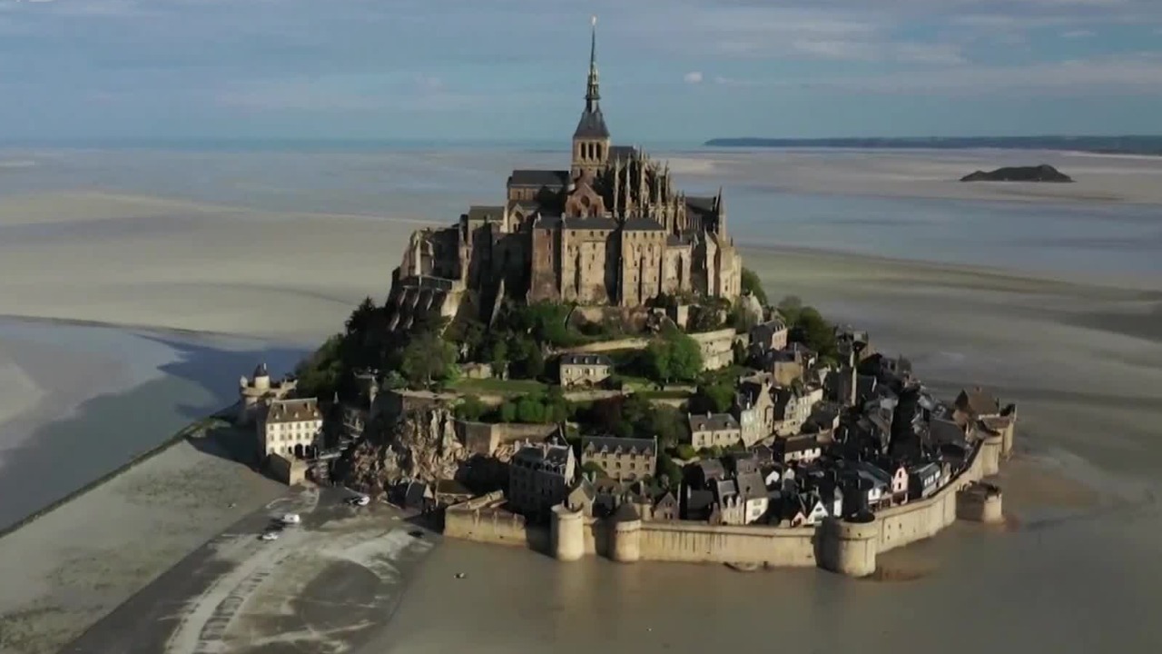 圣米歇尔山，法国著名古迹和天主教朝圣地，这座“迷宫”是如何形成的？