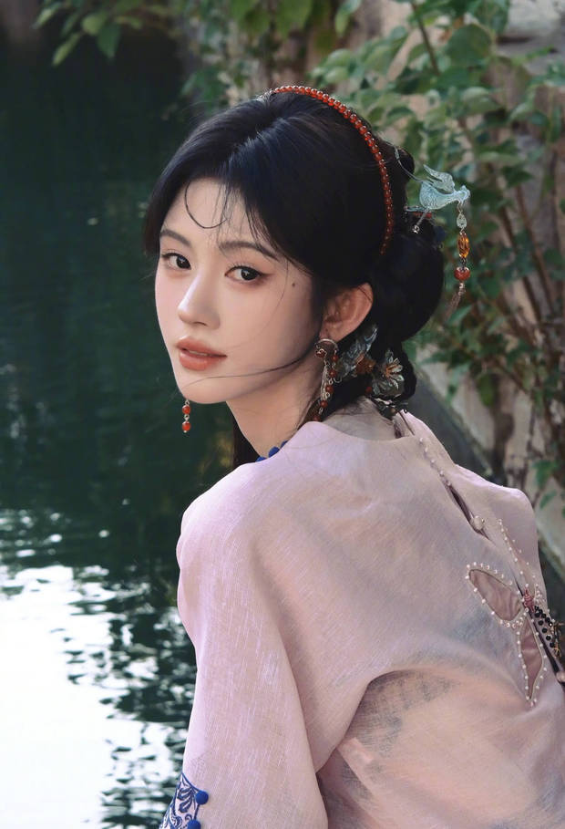 鞠婧祎回眸，宛如画中女郎。