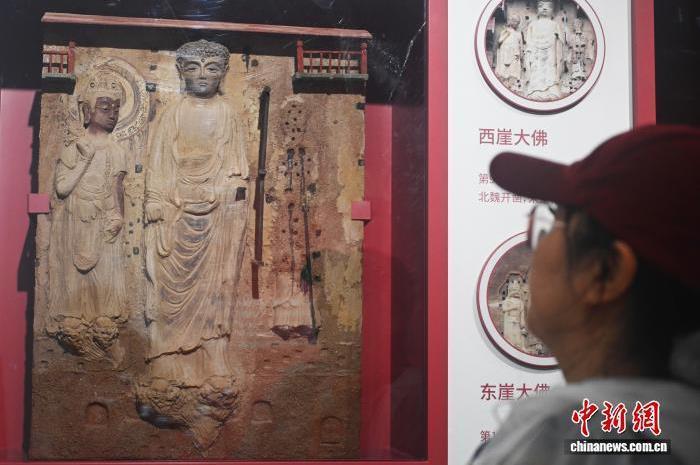 图为参观者参观窟龛营构　中新社记者　李亚龙　摄