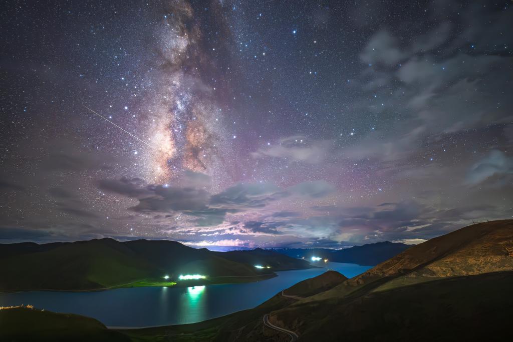 2025年8月18日，在西藏山南市羊卓雍措拍摄的流星。（刘兵 摄）