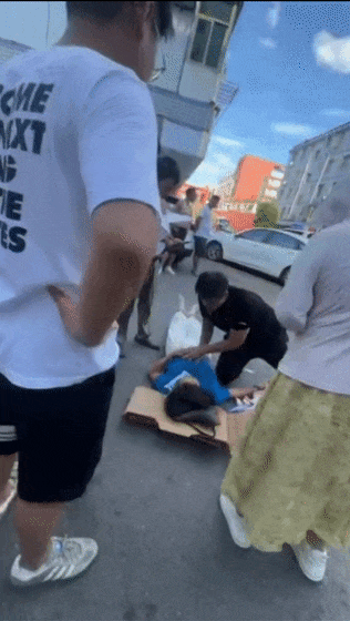 鄱阳00后大学生跪地急救车祸伤者“关键时刻我敢上，我能上”