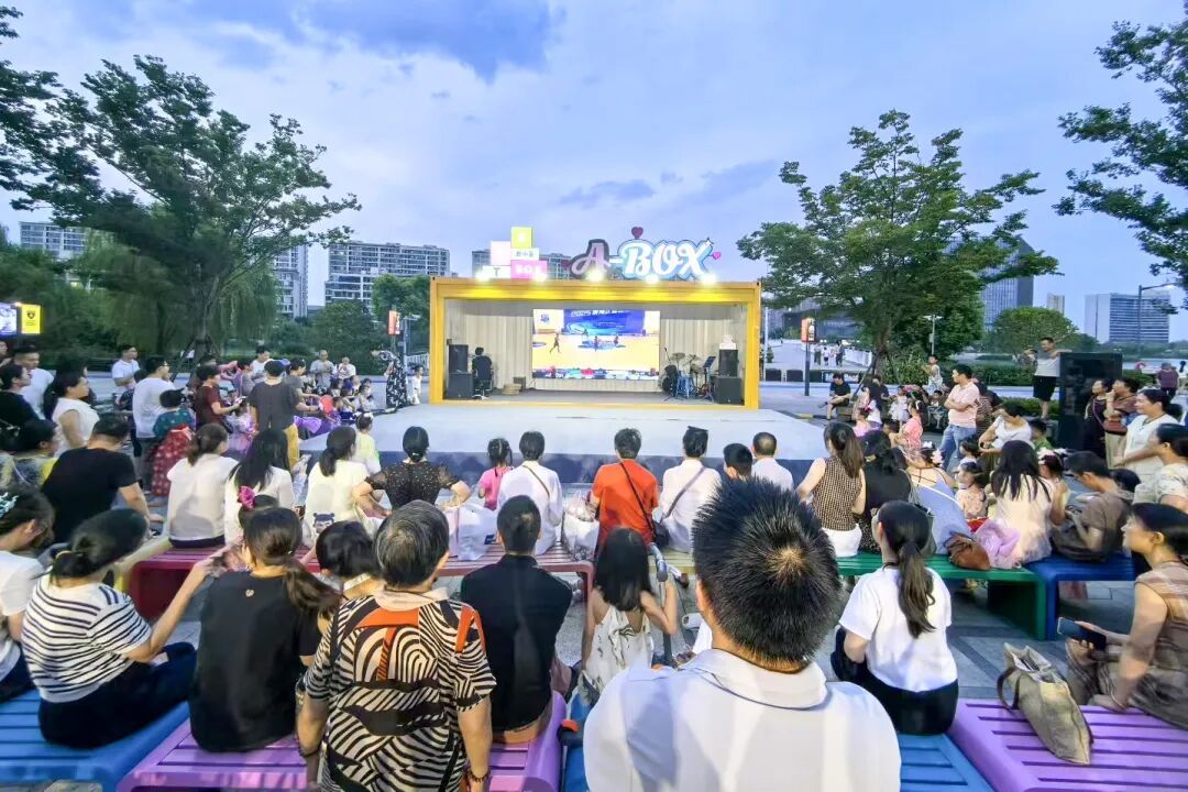 市民群众通过A-BOX观看赛事直播