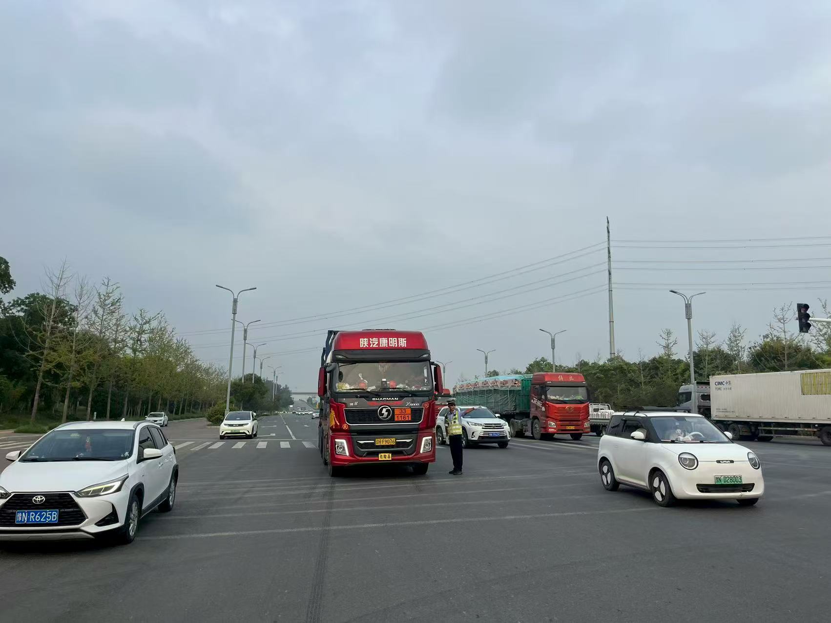 商丘市公安局交警支隊嚴管貨車限行 全力打響“藍天保衛戰”