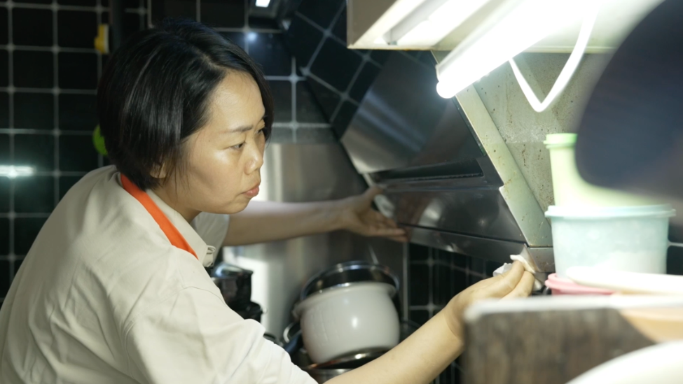 43岁的家政女工每天工作16小时，仍觉得休息有负罪感