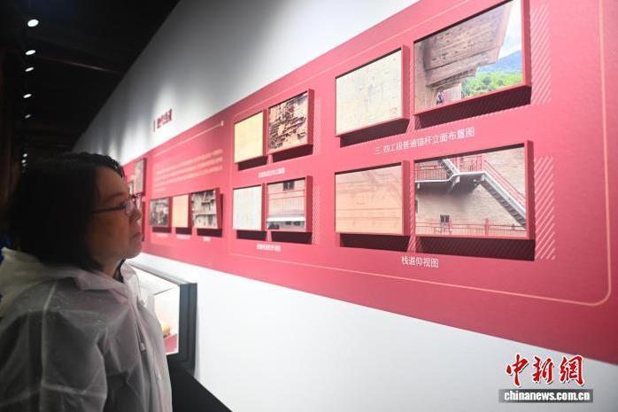 图为参观者参观麦积山石窟栈道栏杆立面图、仰视图、布置图等。中新社记者　李亚龙　摄