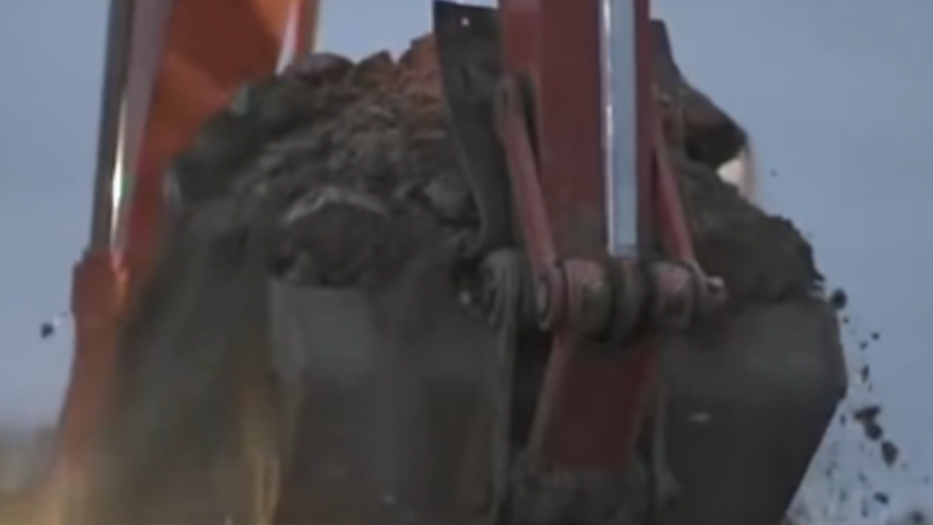 “硬核”蠢人！近20人穿迷彩服假冒国安，闯入公园挖地寻宝