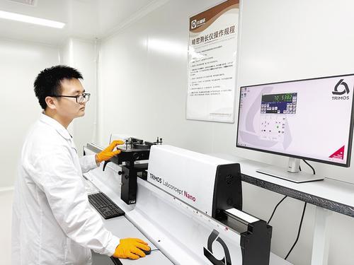 8月21日,在临西“国际轴之城”中塞(国际)轴承产业共享实验室的量仪实验室,工作人员正在用瑞士进口测长仪给当地轴承企业的轴承标准件母件做直径检测。 本报记者 王永晨摄