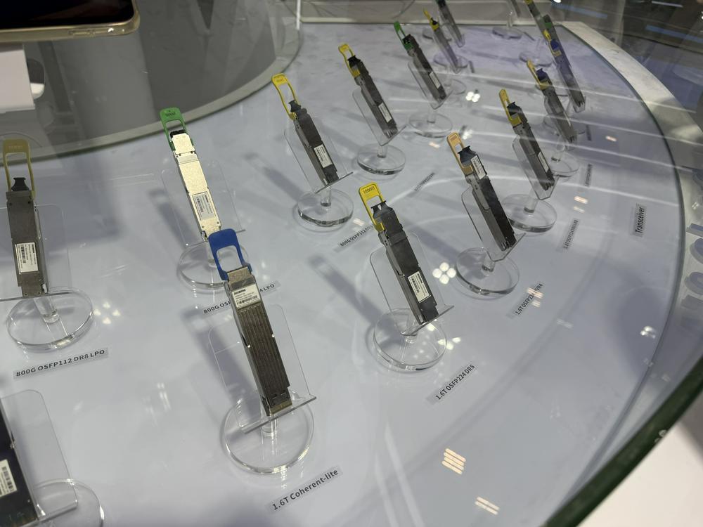 光迅科技1.6T展品 图片来源：财联社记者/摄