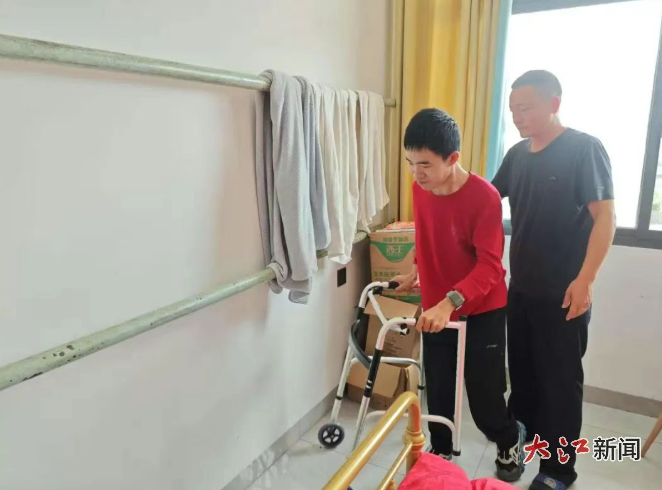 父亲护送残疾儿子入学报到 江西服装学院“爱心寝室”已备好