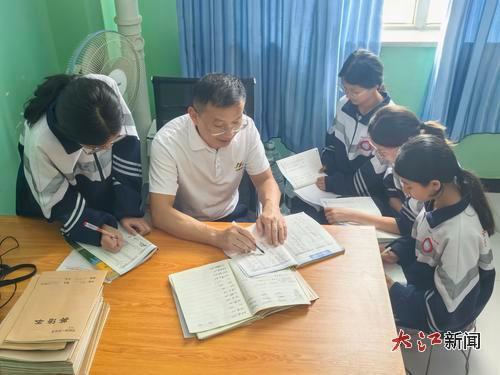 张志华利用课余时间给孩子们巩固单词