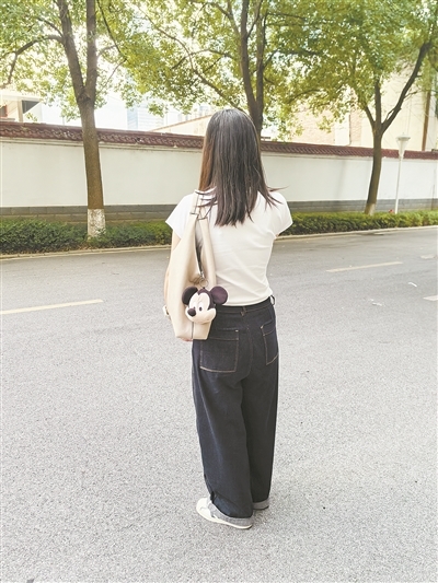 刘萱包上挂着陪伴自己12年的米奇挂件