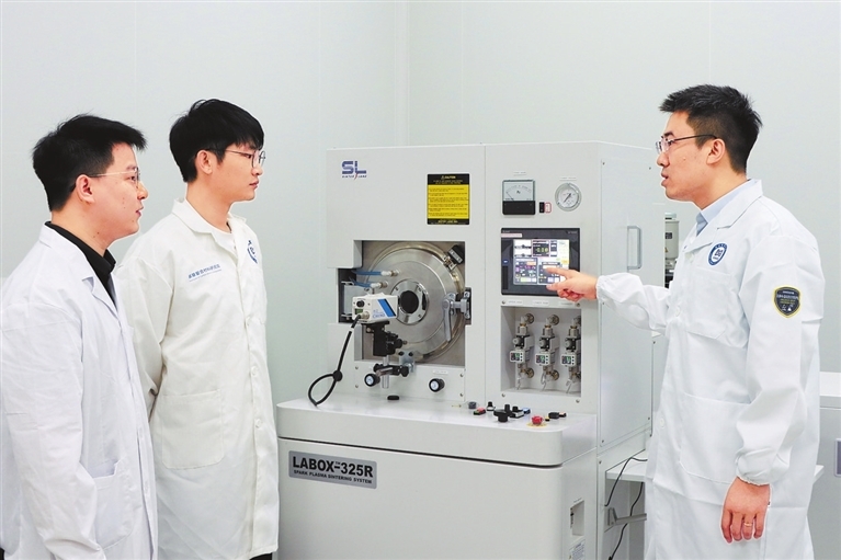 省科学院碳基复合材料研究院实验室内，科研人员正在对研发样品进行分析。