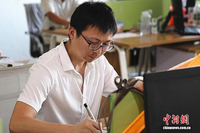 图为江西省都昌县周溪中学教师曹臻在备课。曹紫怡 摄