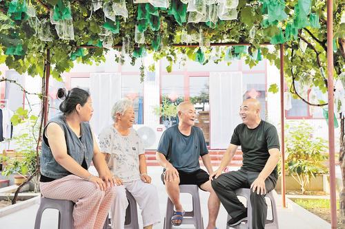 近日，遵化市马兰峪镇惠营房村党支部书记、村委会主任周建忠（右一）入户了解村民心声。本报记者 师 源摄