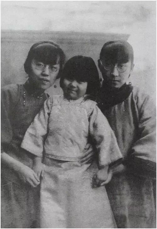 张爱玲：“左边是我姑姑，右边是堂侄女妞儿——她辈份小，她的祖父张人骏是我祖父的堂侄。我至多三四岁，因为我四岁那年夏天我姑姑就出国了，不会在这里。我的面色仿佛有点来意不善。”
