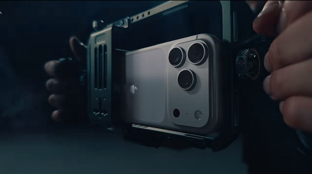 苹果2025秋季发布会现场视频展示SmallRig斯莫格iPhone系列拓展套件 (图片来源Apple发布会相关视频)