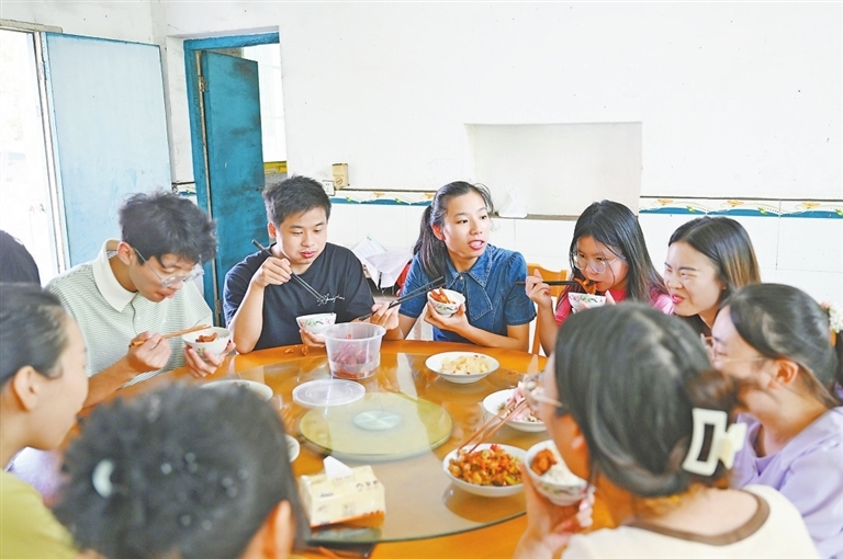 9月3日,年轻的老师们一起午餐,交流、讨论教学方法。