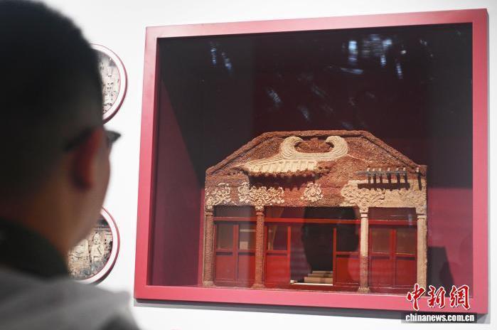 图为参观者参观仿木结构殿堂式崖阁庑殿顶崖阁复制品　中新社记者　李亚龙　摄