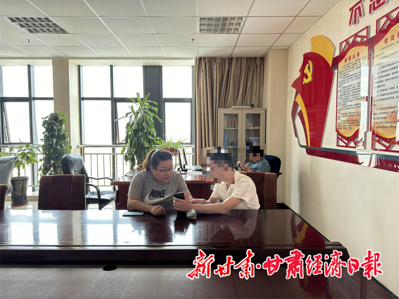 综治中心调解员查看业主房屋受损照片