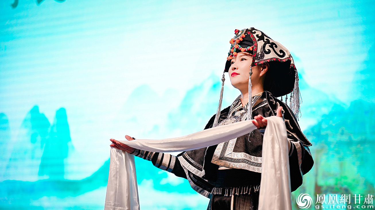 民族服饰文化秀惊艳全场　张修毅　摄