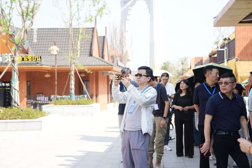 △“福地怀化 懂你如家”全国影响力媒体总编辑怀化行活动，走进怀化东盟集。