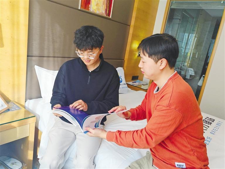 入驻青年人才驿站的求职者了解就业服务政策