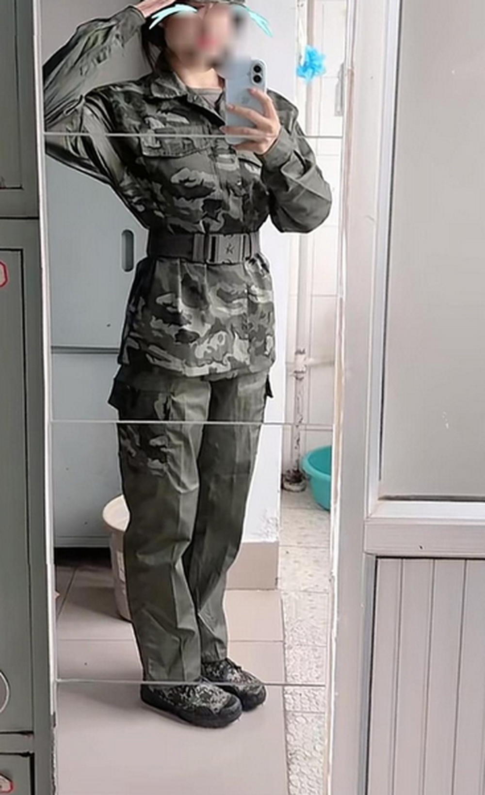 大一新生发布的改良版军训服
