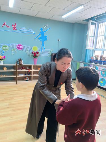 肖珺老师在纠正孩子的手语。（配图由受访者提供）