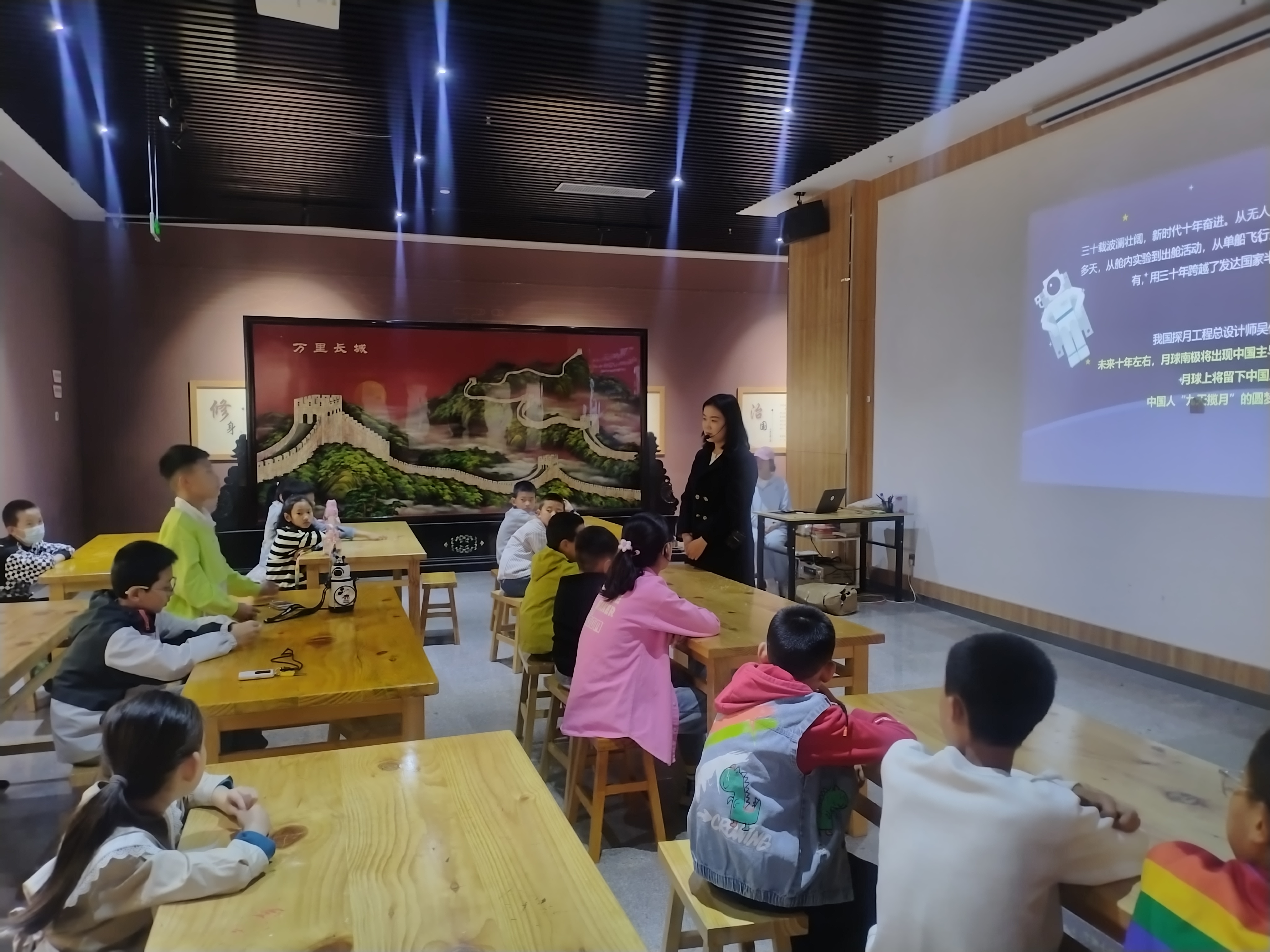 手工课点燃航天梦 甘肃华亭娃种下国防科技梦