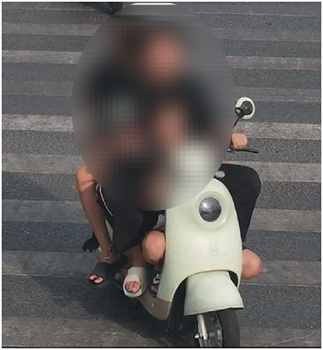 ▲民警锁定三名男子身份
