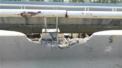 挡墙被撞破
