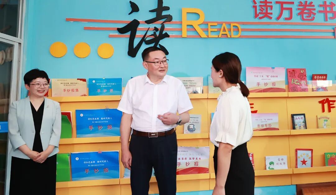 罗文江王亚联走访慰问教师代表