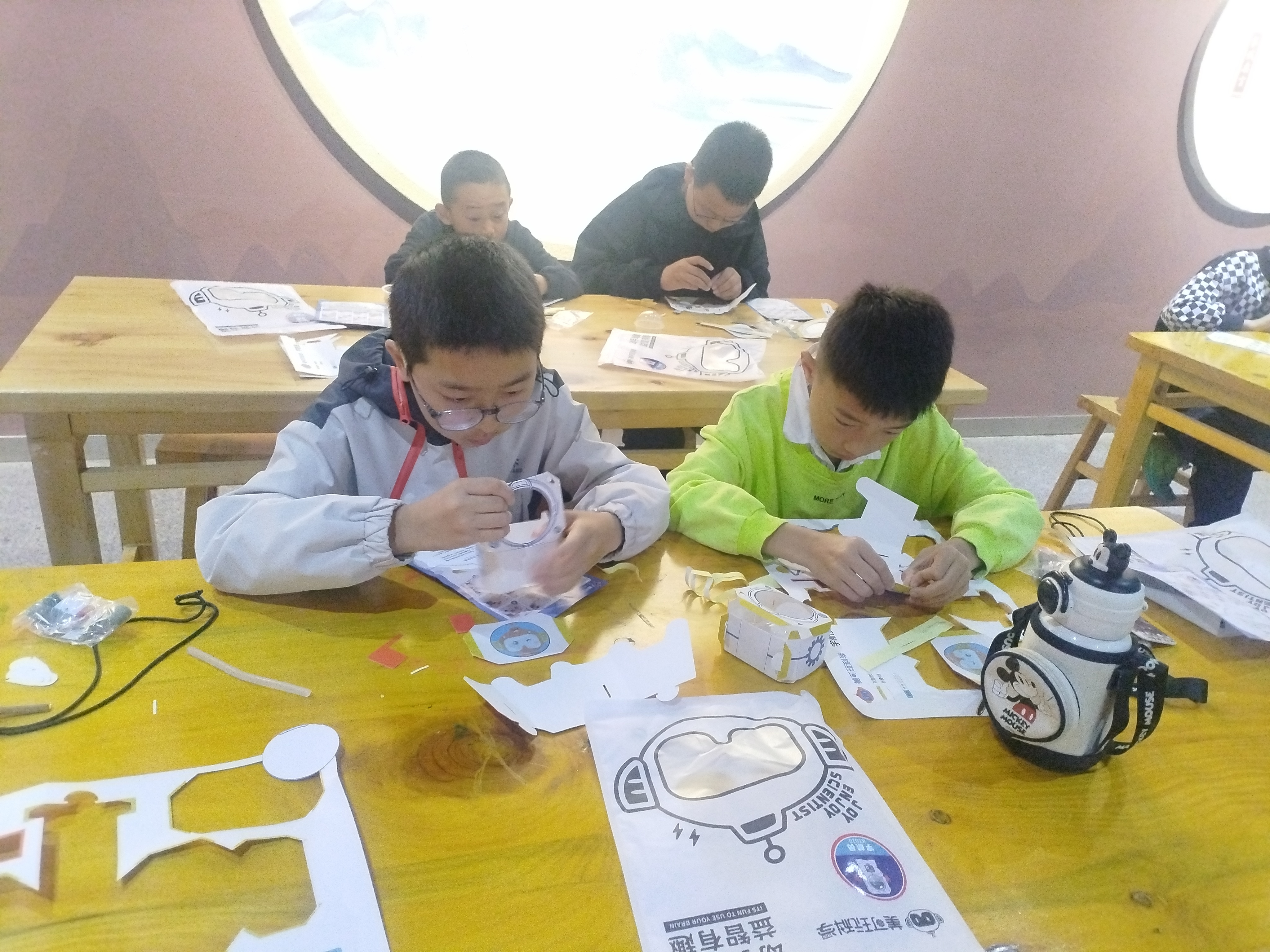 手工课点燃航天梦 甘肃华亭娃种下国防科技梦