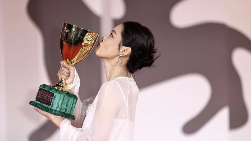 辛芷蕾获第82届威尼斯电影节最佳女演员奖封面图