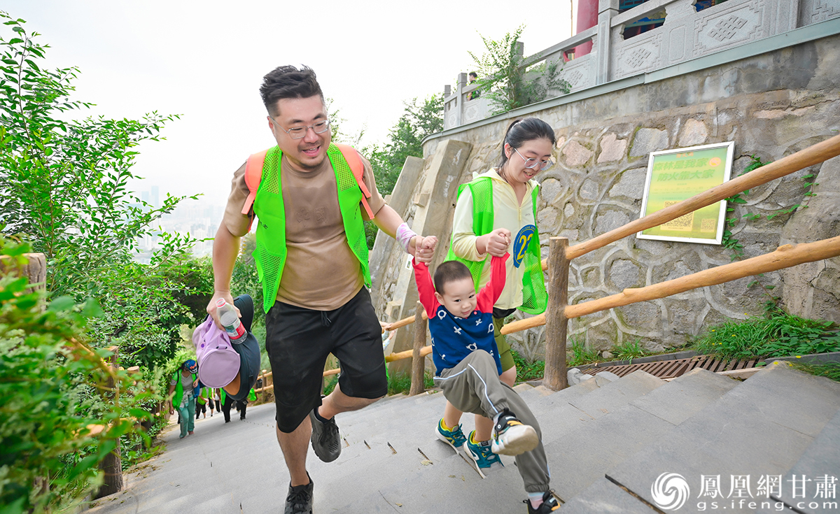 医护人员全家总动员，享受健步登山乐趣。